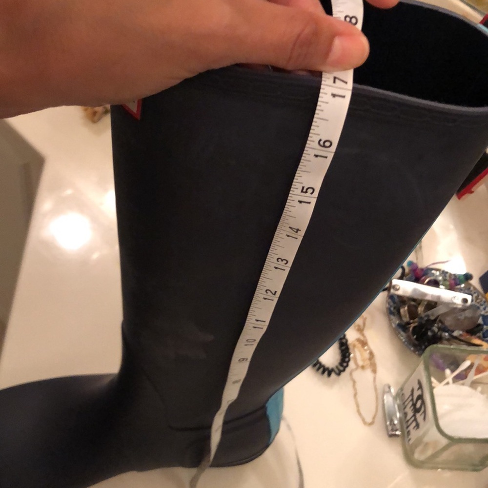 Hunter rain boots. it is 6.5 in inches across for calf  and 17 length - Picture 5 of 5
